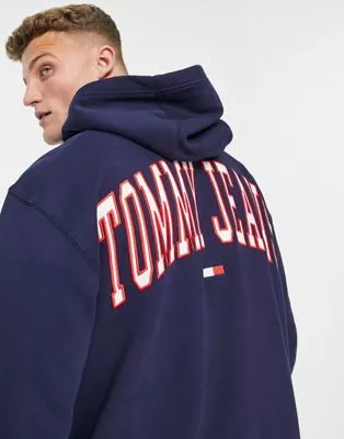 Tommy Jeans – Lässig geschnittener Kapuzenpullover in Marineblau mit College-Logo am Rücken | ASOS