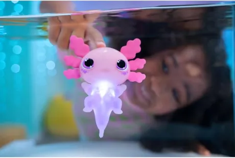 Animagic Let's Glo Axolotl - Pink, elektronisk og lysende kæledyr børn fra 4 år, sensorisk spil og taktile oplevelse, strækbar krop, tøjdyr DASS svømmer og lyser i vandet: Amazon.de: Legetøj